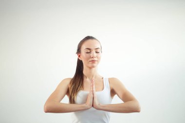 kadın pratik yoga ve meditasyon, holding namaste mudra birlikte palms