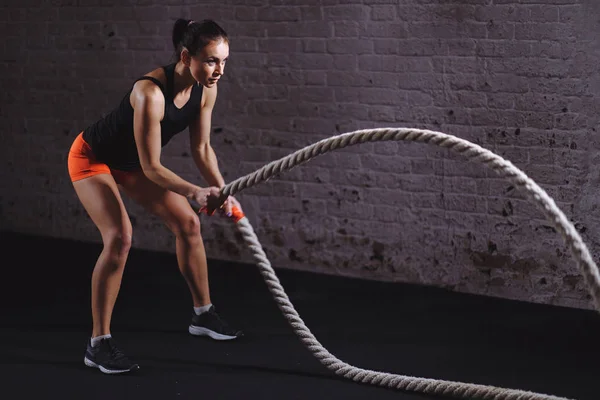Kvinnan utbildning med slaget rep i cross fit gym — Stockfoto