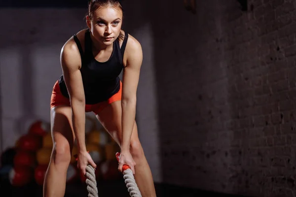 Крупним планом фото спортивний жінка робити битва мотузку вправи в тренажерному залі — стокове фото