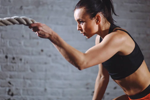 Närbild foto av atletisk kvinna gör slaget rep övningar på gym — Stockfoto