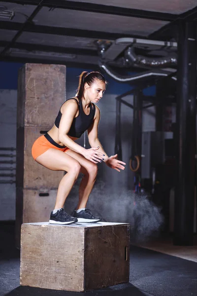 Kadın atlama kutu. Fitness kadının uygun spor salonu çapraz, kutusu atlama egzersiz yapması. — Stok fotoğraf
