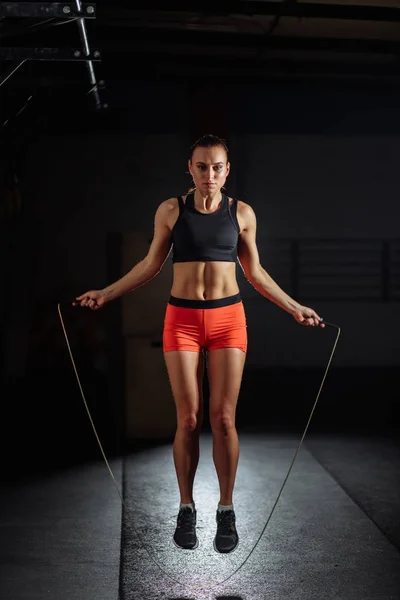 Frau übt mit Sprung oder Seilspringen in Turnhalle — Stockfoto