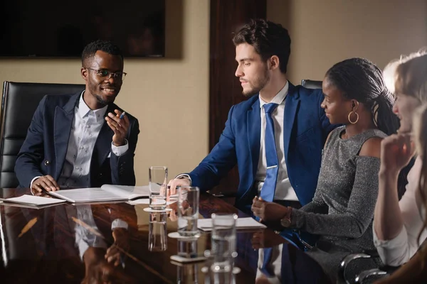 Nero maschio capo parlando con business team in sala conferenze — Foto Stock