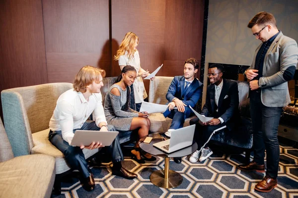 商务小组会议在现代办公室头脑风暴, 工作在膝上型电脑 — 图库照片
