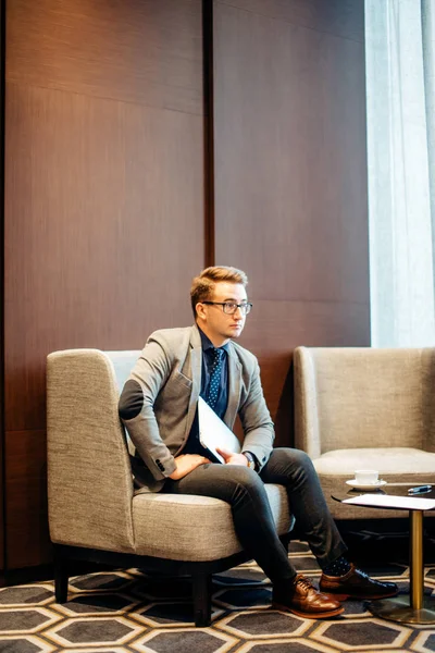 Ο άνθρωπος προετοιμασία για συνέντευξη. Το κοστούμι, κάθεται στην αίθουσα σε καρέκλα, σε αναμονή — Φωτογραφία Αρχείου