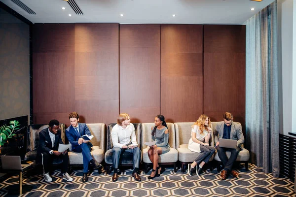 Gente de negocios esperando entrevista de trabajo, hablando — Foto de Stock