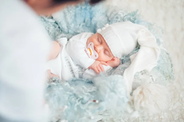 젖꼭지와 신생아의 초상화 — 스톡 사진