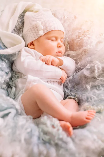 Nukkuva vastasyntynyt vauva, täyspitkä — kuvapankkivalokuva