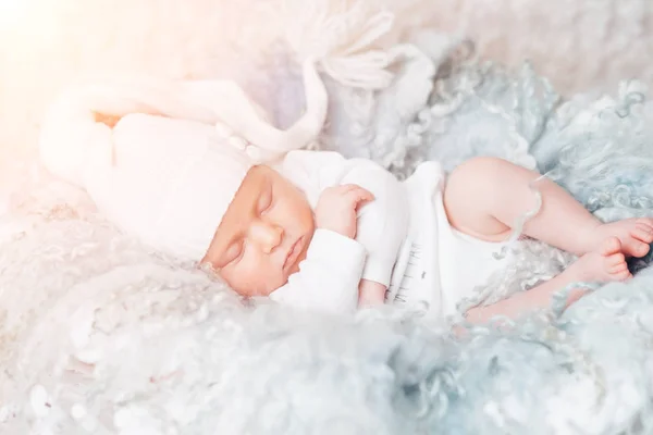 睡在羊毛毯上的新生婴儿 — 图库照片