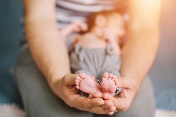 Padre in possesso di neonato piccoli piedi — Foto Stock