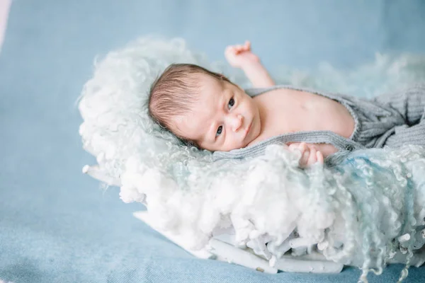 Bebê recém-nascido bonito olhando para o lado — Fotografia de Stock