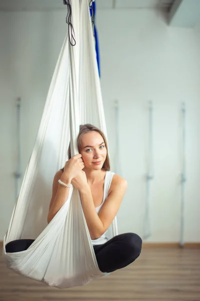 Gymnastics performs physical exercises anti-gravity yoga — Stock Photo, Image