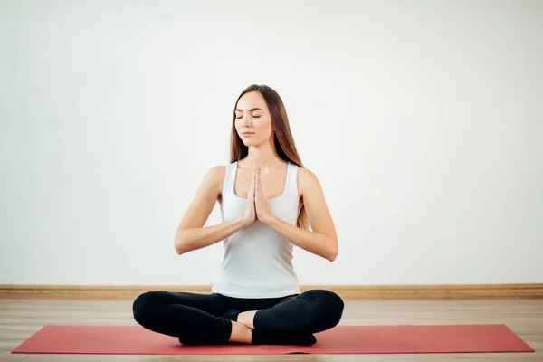 Mujer practicando yoga, sentada en Padmasana, ejercicio, pose de loto, namaste — Foto de Stock