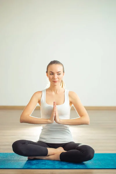 Mujer practicando yoga, sentada en Padmasana, ejercicio, pose de loto, namaste — Foto de Stock