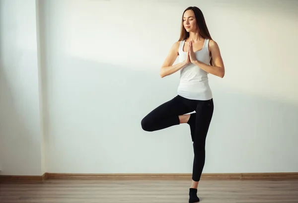 Mujer practicando yoga y meditación, sosteniendo palmas juntas en namaste mudra — Foto de Stock