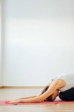 Kadının Childs poz yapması. Balasana