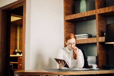 Tablet bilgisayarı kullanan genç iş kadını