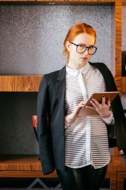 kadın giyim gözlük iş molası sırasında dijital Tablet