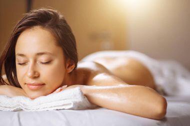 Kız spa salonda rahatlatır