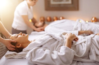 mutlu genç güzel çift kafa zevk spa merkezinde masaj