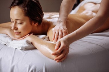 Spa vücut masaj tedavisi. Masaj spa salonu sahip kadın