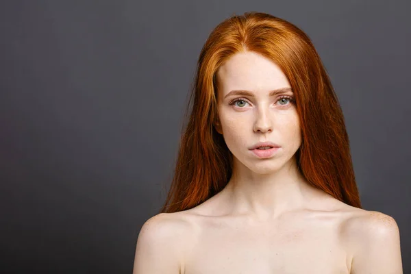 Mulher ruiva, pestanas, pele perfeita. menina, cabelo ondulado brilhante — Fotografia de Stock