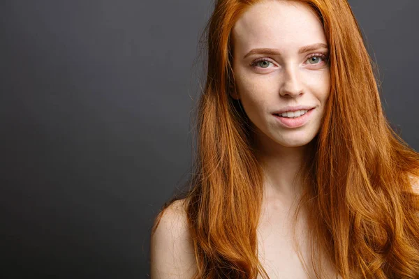 Çiller portre gri arka plan üzerinde olan genç Kızıl saçlı kadın — Stok fotoğraf