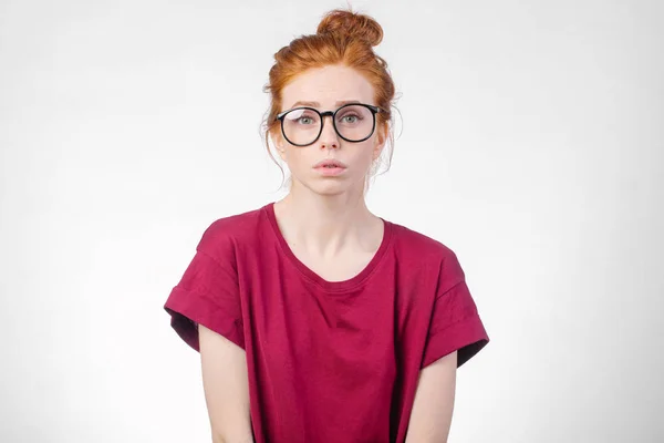 Mujer pelirroja triste con ojos tristes mirando a la cámara — Foto de Stock