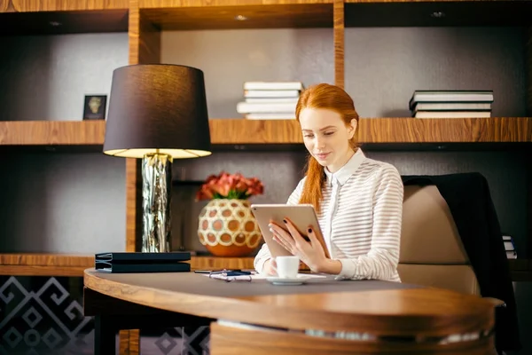 Бізнес-леді в окулярах за допомогою цифрового планшета в офісі — стокове фото