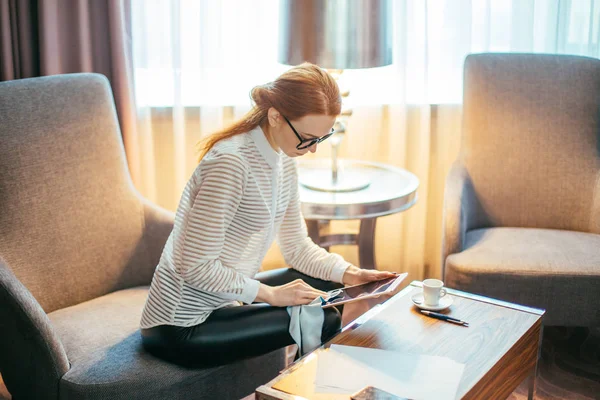 Geschäftsfrau trägt Brille mit digitalem Tablet im Büro — Stockfoto
