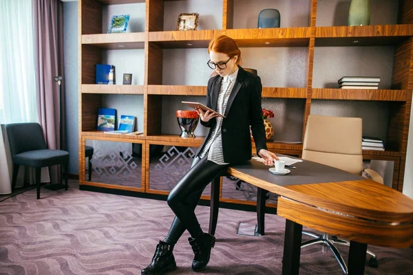 Atractiva empresaria trabajando en una tableta digital en la oficina . — Foto de Stock