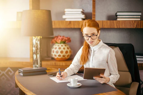 Kobieta nosi okulary pracy na tablecie cyfrowe podczas przerwy — Zdjęcie stockowe