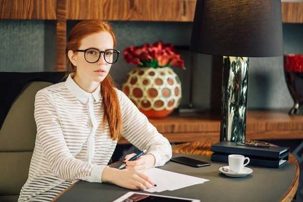 Gafas de uso femenino trabajan en la tableta digital durante el descanso — Foto de Stock