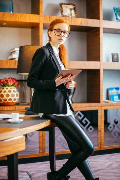 Gafas de uso femenino trabajan en la tableta digital durante el descanso — Foto de Stock