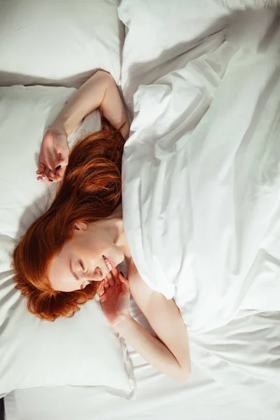 Uyku genç kadın kapalı gözlerle yatakta yatıyor. Üstten Görünüm — Stok fotoğraf