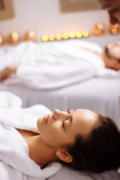 Hombre y mujer tumbados en camas de masaje en un spa de lujo y centro de bienestar —  Fotos de Stock