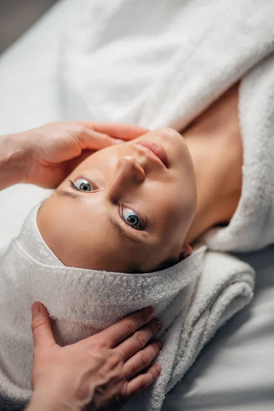 Ragazza avendo spa massaggio facciale nel lussuoso salone di bellezza — Foto Stock