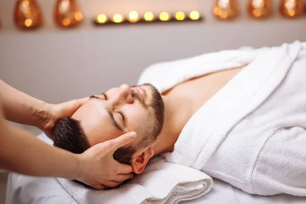 Hombre guapo durante sesión de masaje spa — Foto de Stock