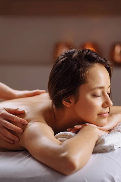 Спа масаж тіла лікування. Жінка має масаж в спа-салоні — стокове фото