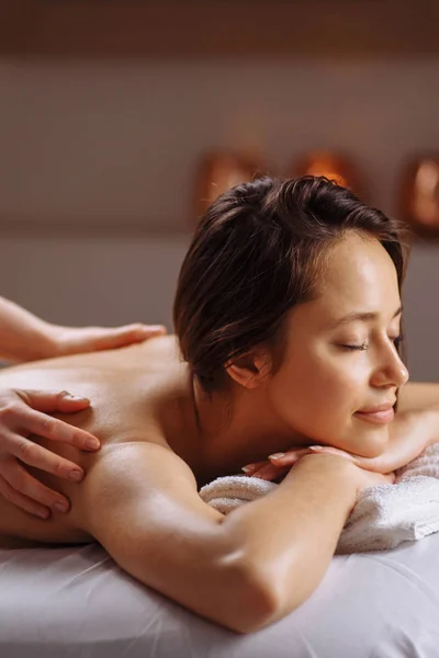 Tratamiento de masaje corporal Spa. Mujer teniendo masaje en el salón de spa — Foto de Stock