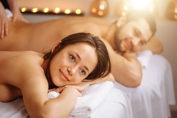 Happy couple getting massage at spa — Stock Photo, Image