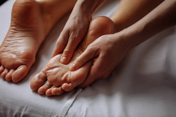 Kobieta o stopy masażu w gabinecie kosmetycznym, zbliżenie — Zdjęcie stockowe