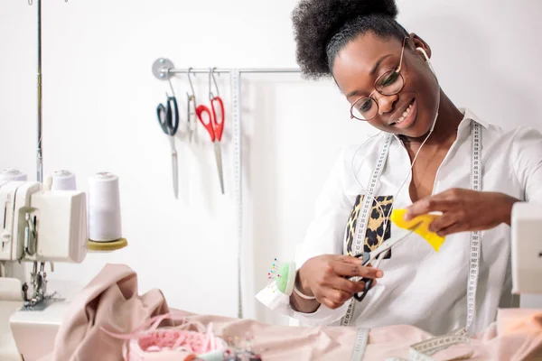 Dressmaker leikkaukset mekko yksityiskohta tai lanka — kuvapankkivalokuva