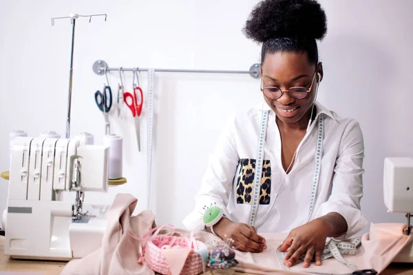Costurera africana que trabaja con tela toma medidas —  Fotos de Stock