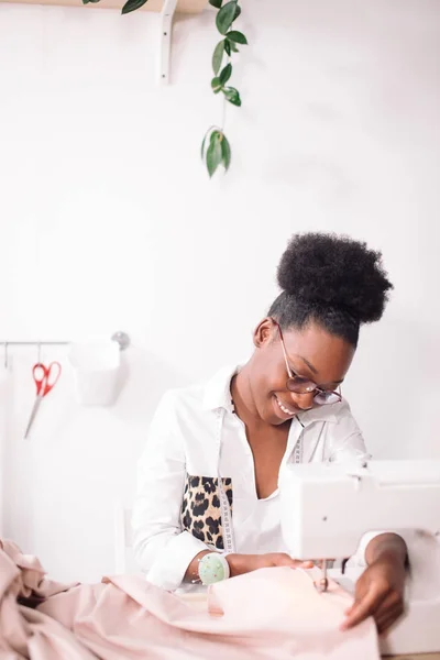 Afrikaanse naaister naait kleding — Stockfoto