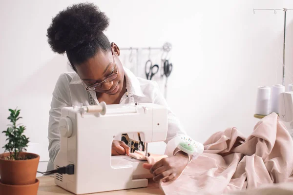 Afrikai varrónő sews ruhák — Stock Fotó