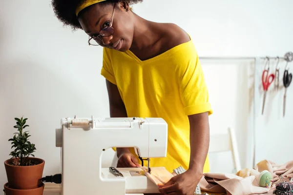 Vrouw naaister zitten en op de naaimachine naait. Naaister werken — Stockfoto