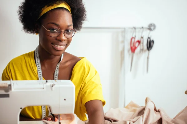 Afrikaanse naaister naait kleding — Stockfoto