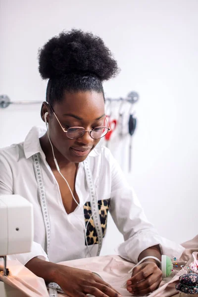 Tela de coser con aguja en el lugar de trabajo costurera — Foto de Stock