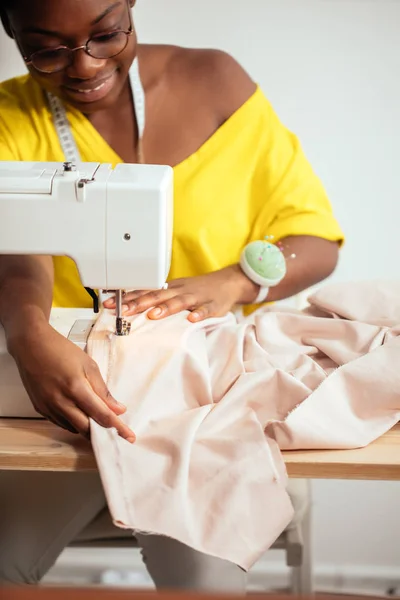 Primer plano costurera manos trabajando en la máquina de coser en casa — Foto de Stock